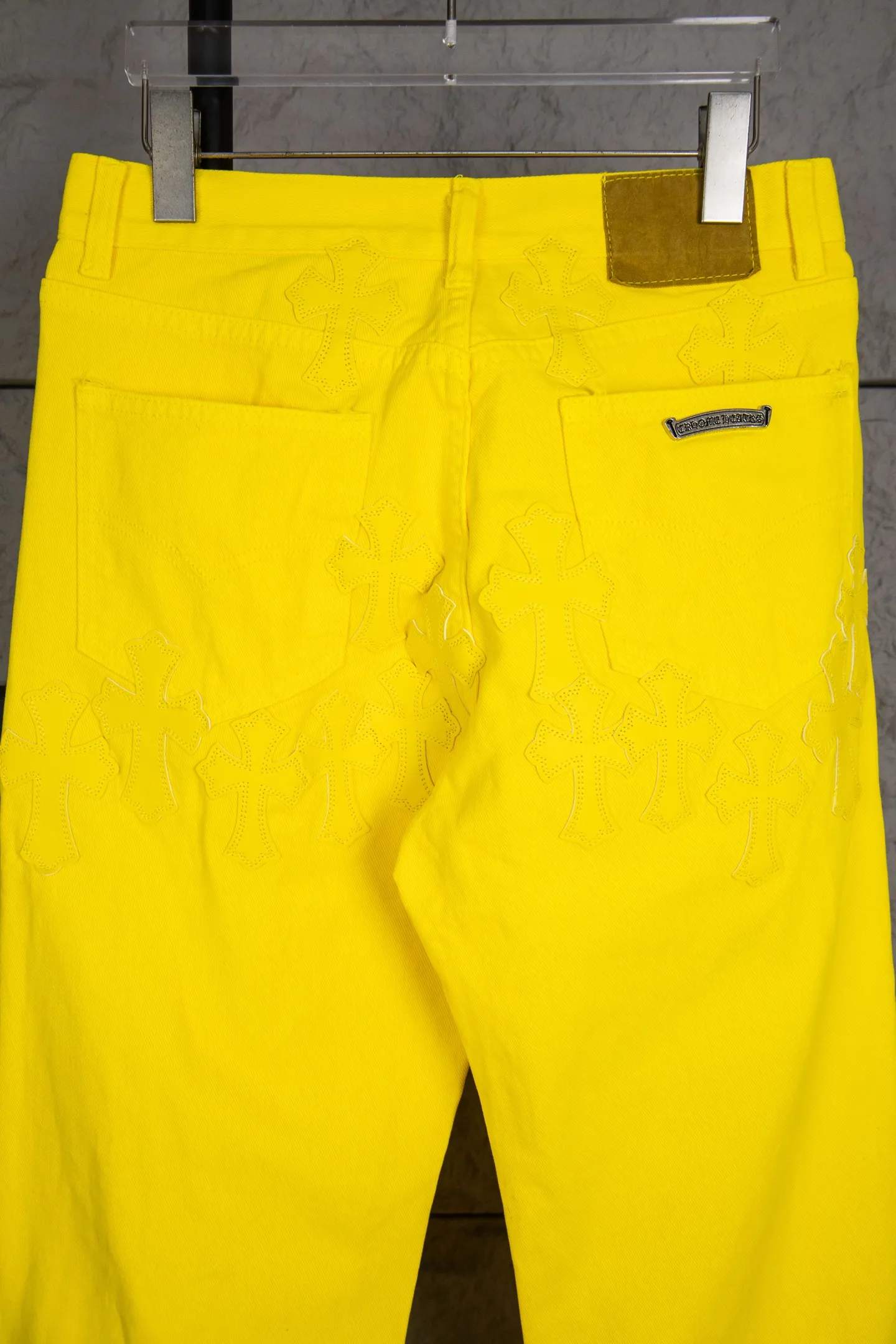 P290 top version CH Chromehearts 2025 new Paris-limited yellow large cross jeans, top ceiling quality, styles with different wash textures, very friendly to people with thin legs and thick legs, straight and loose version very flattering leg shape, timeless moderate length, easy to match with casual, basic styling for various styles, a must-have in the wardrobe! The fabric is stiff but also makes the upper body soft without losing texture. The washing process is even more perfect. It is a must-have item for everyone! ! ! Washed wheat, hang tag, pants label, three complete labels, color: yellow, size: 28, 30, 32, 34